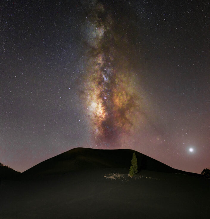 Milky Way rising over the Chinyero volcano